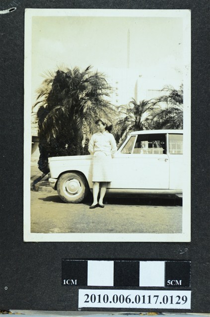 一女子倚車獨照 (共1張)