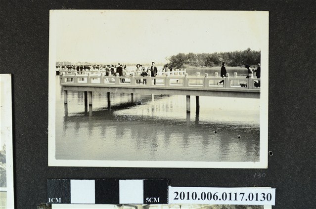 三人於橋上合影之照片 (共1張)