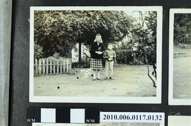 一包頭巾女子與一男童合影之照片 (共1張)