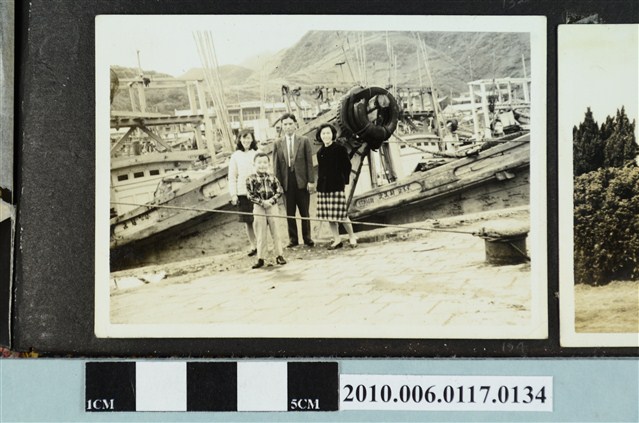 四人於碼頭邊合影之照片 (共1張)