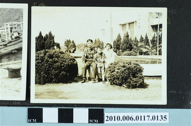 三人坐於水池邊合影之照片 (共1張)