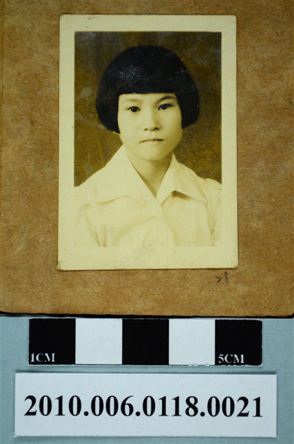 著有領白色襯衫之女子半身正面照 (共1張)