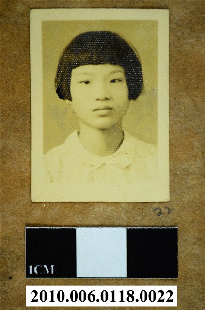 著有領白色衣服之女子半身正面照 (共1張)