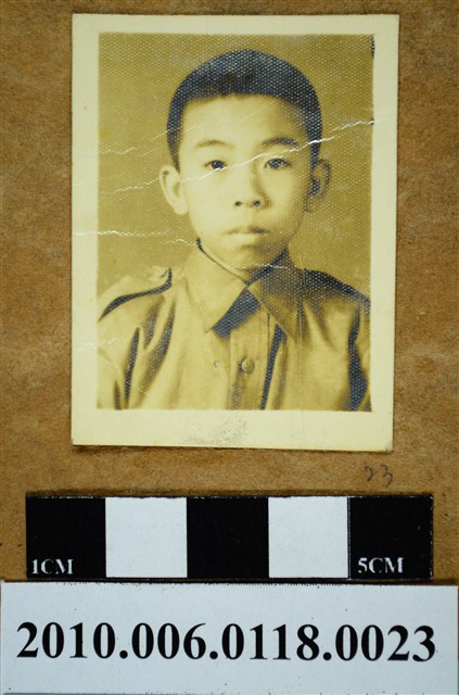 著制服之男童半身正面照 (共1張)