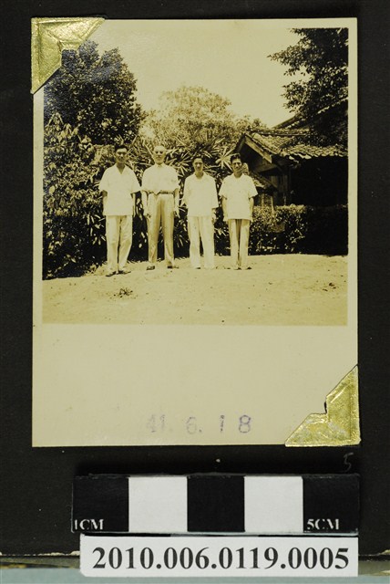 趙琛等四人合照 (共1張)