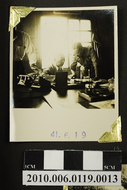 男子向趙琛報告剪影 (共3張)