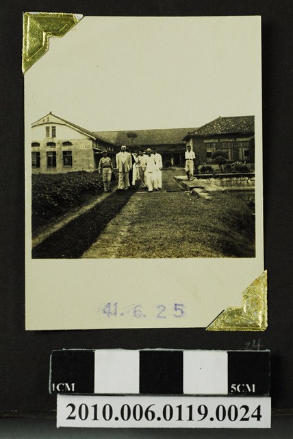 趙琛等人合照 (共1張)