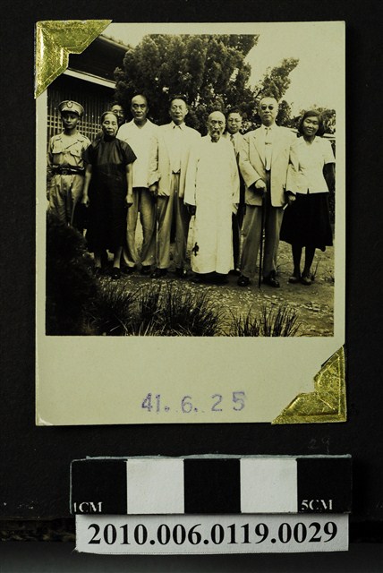 趙琛等九人合照 (共1張)