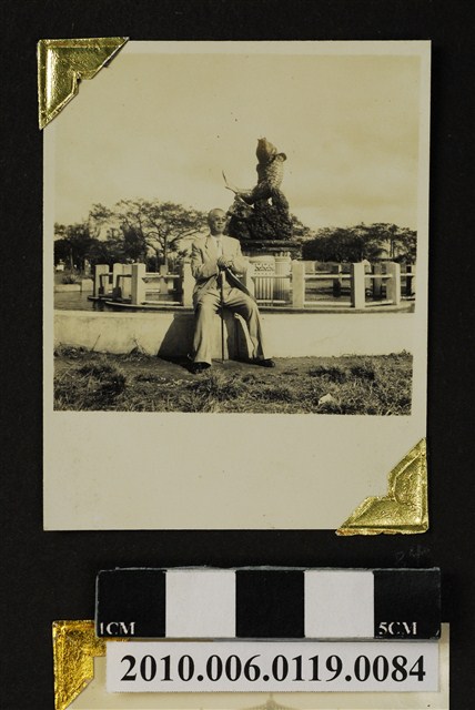 趙琛高雄車站前水池獨照 (共3張)