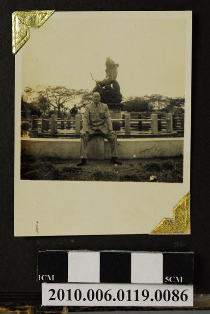 男子於高雄車站前水池獨照 (共1張)