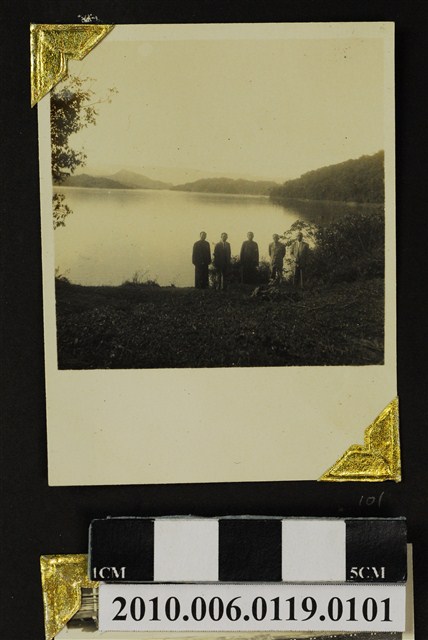 趙琛等五人湖畔合照 (共1張)