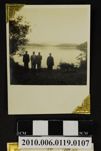 趙琛等四人湖畔合照 (共3張)