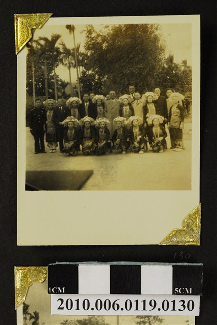 趙琛等人與原住民女子合照 (共3張)