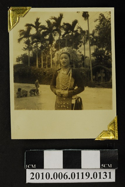 原住民女子獨照 (共3張)