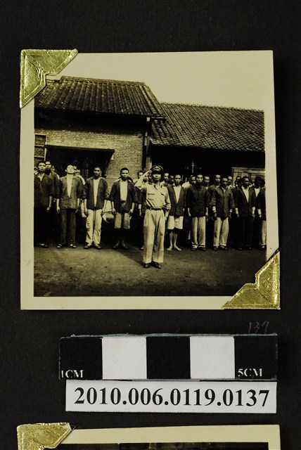 男子率隊升旗照 (共3張)