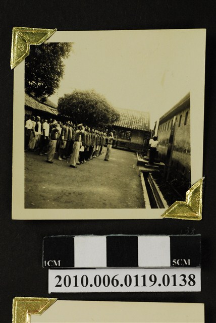 男子率隊升旗照 (共3張)