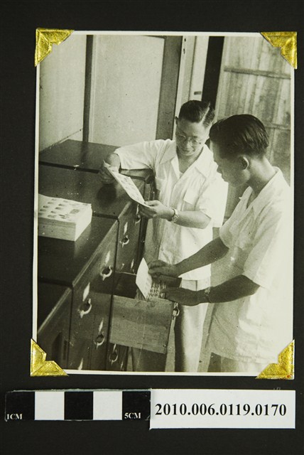 兩男查閱檔案照 (共1張)