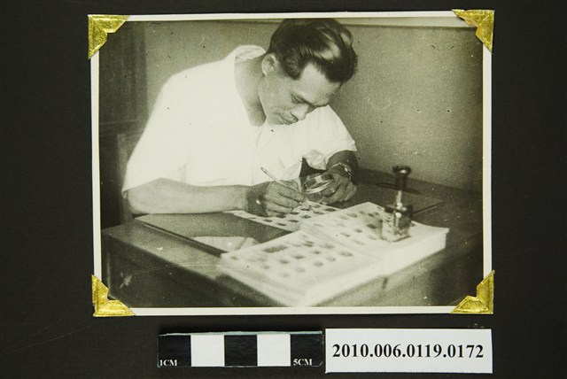 男子持放大鏡檢視照 (共3張)