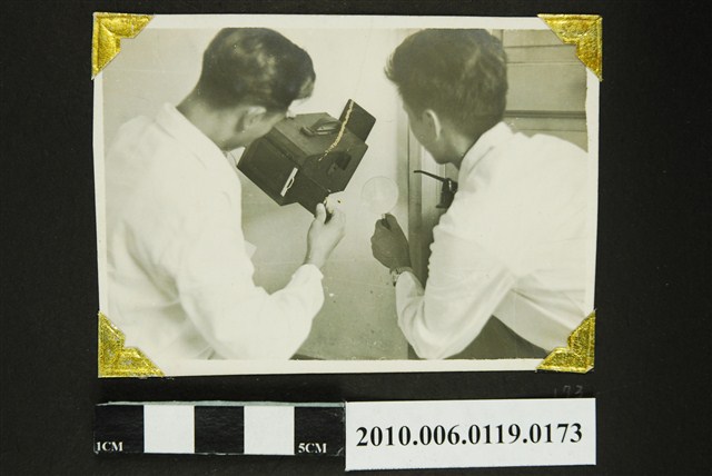 兩人檢視物件照 (共1張)