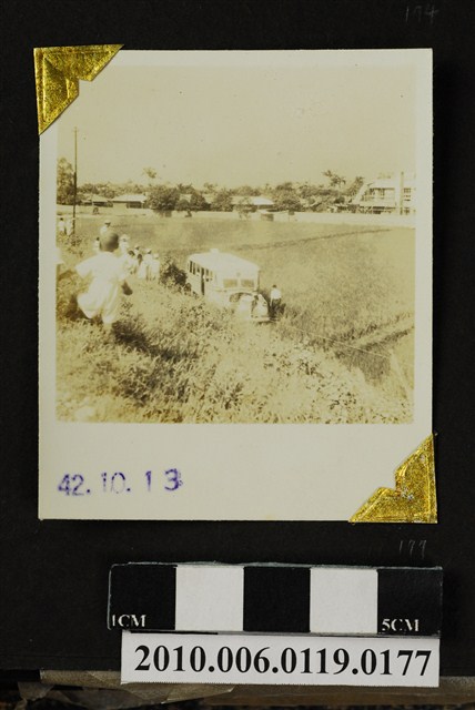 農田裡人群與車輛 (共3張)