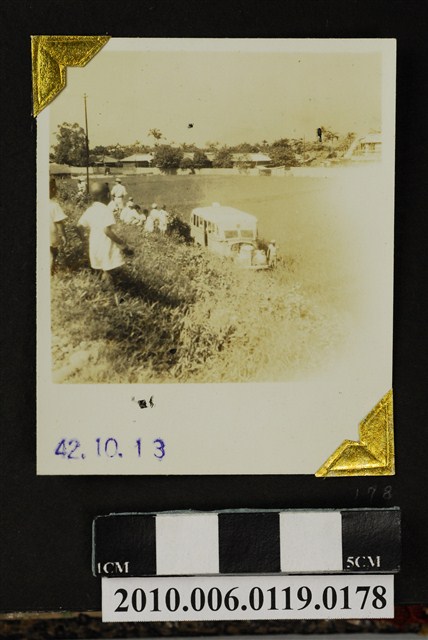 農田裡人群與車輛 (共3張)