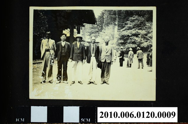 五位男子身穿西裝合影之照片 (共1張)