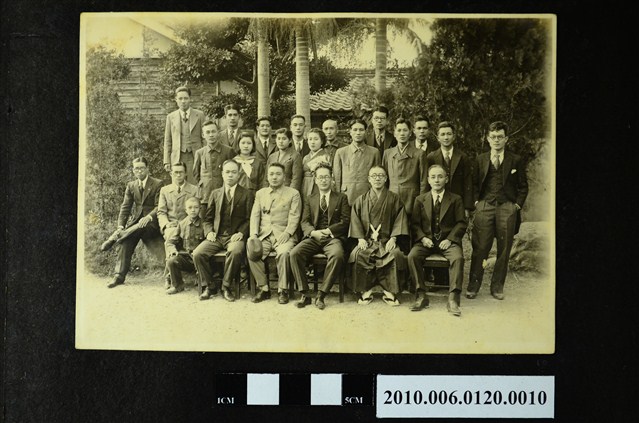 著正式服裝於戶外合影團體照片 (共1張)