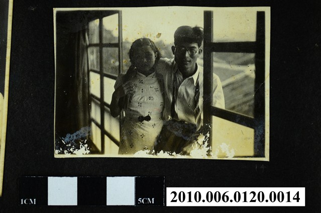 一男一女二人搭肩依靠於窗邊合影之照片 (共1張)