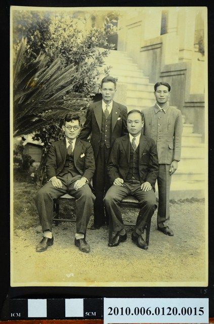 四位男子於戶外合影之照片 (共1張)