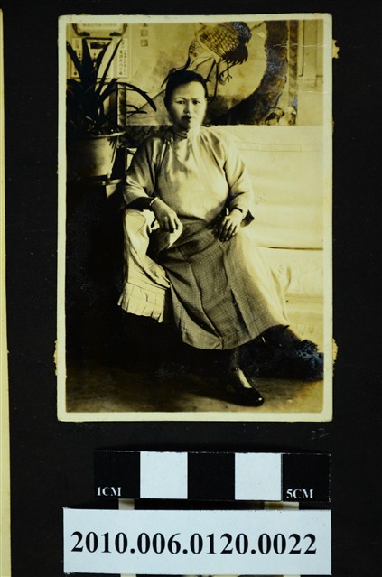 身穿唐裝女子坐於椅上獨影之照片 (共1張)