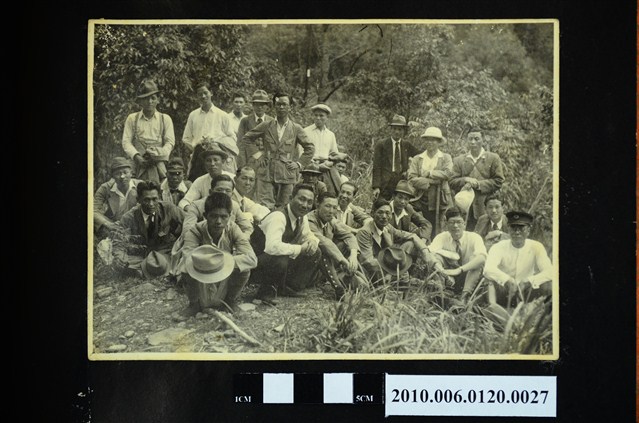 一群人於戶外合影之照片 (共1張)