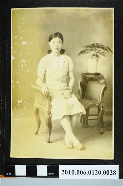 一女子坐於椅上獨影之照片 (共1張)