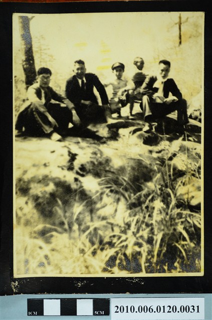 五位男子於戶外合影之照片 (共1張)