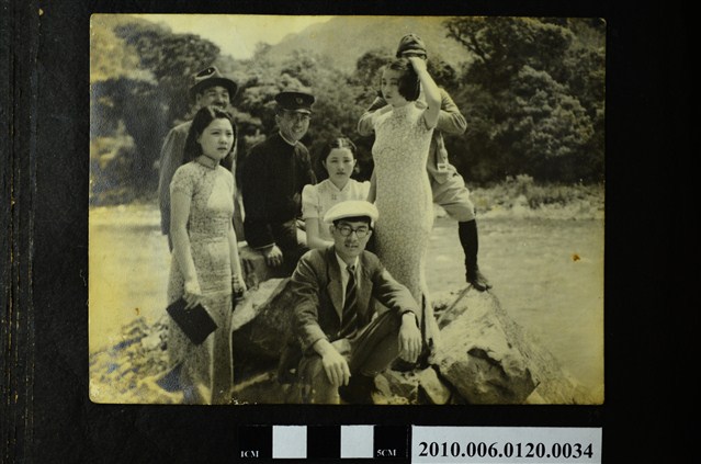 七人於河邊合影之照片 (共1張)