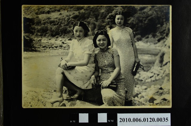 三位身穿改良式旗袍女子在河邊合影之照片 (共1張)