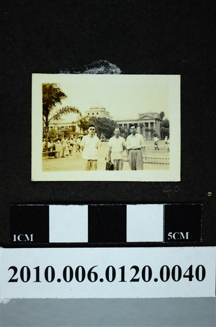 三位男子於空地合影之照片 (共1張)