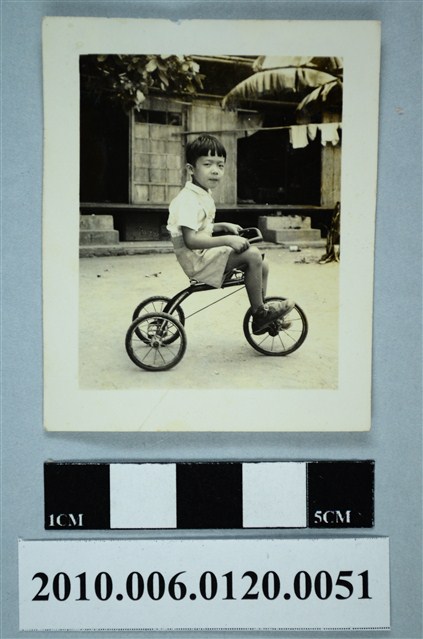 一男孩騎三輪車獨影之照片 (共2張)
