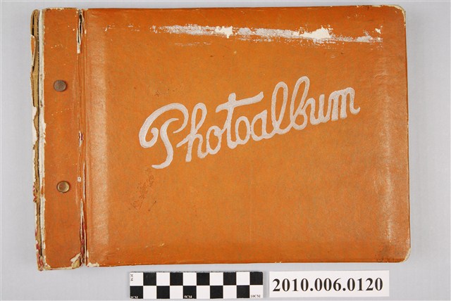 橘色外觀金屬釘裝訂之相簿 (共4張)