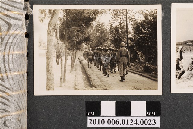 部隊行進中 (共1張)