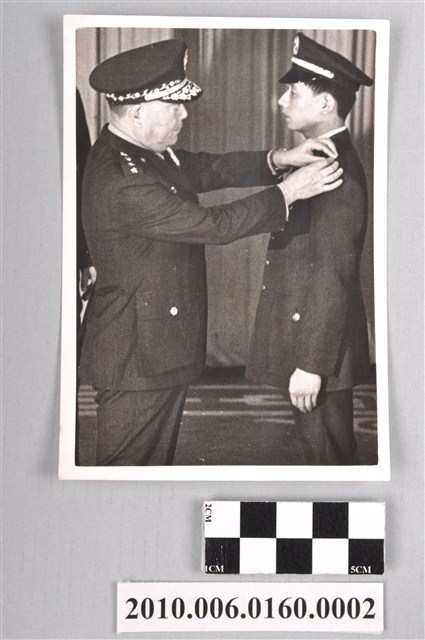 《反共義士照片合集》「反共義士吳榮根授階照》 (共2張)