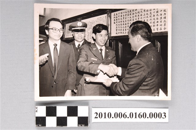 《反共義士照片合集》「反共義士吳榮根訪高雄市政府留影」 (共2張)