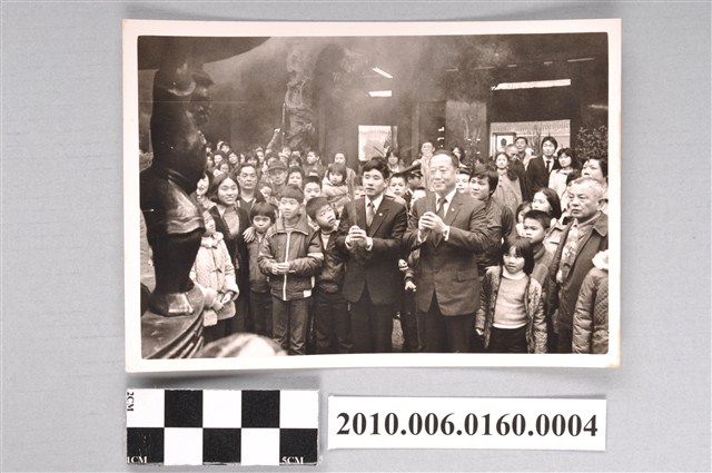 《反共義士照片合集》「反共義士吳榮根等人於龍山寺參拜」 (共2張)