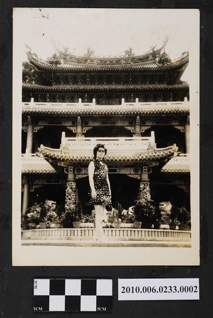 女子於凌霄寶殿獨照 (共1張)