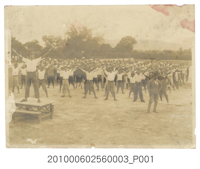 一名男子帶領眾人做操照 (共1張)