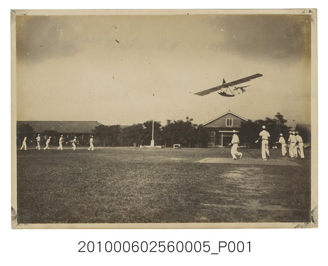 駕駛飛行機訓練照 (共1張)