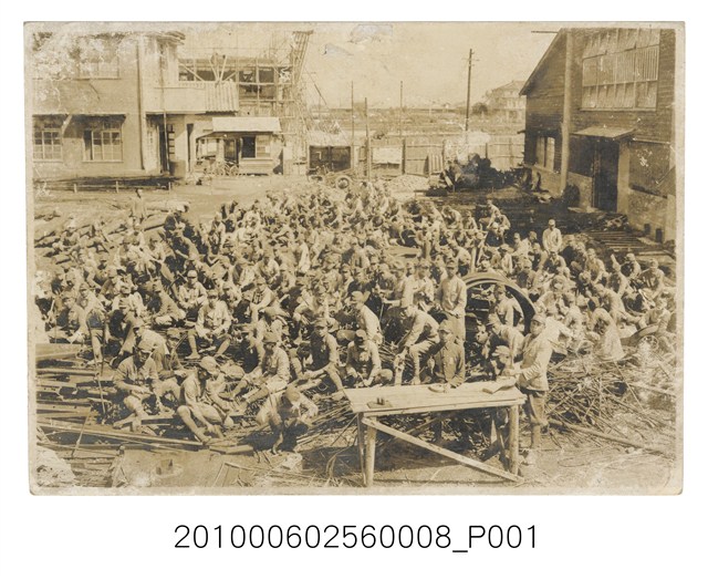 軍人於木材廠作業照 (共1張)