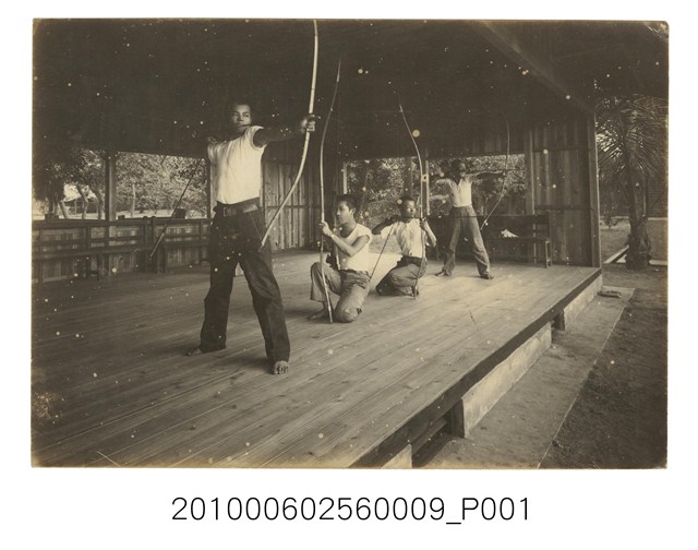 四名男子射箭照 (共1張)