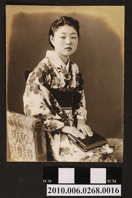 和服女子獨照 (共1張)