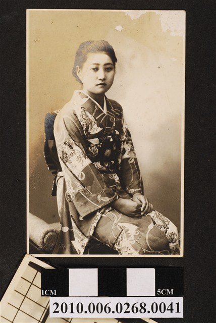 和服女子獨照 (共1張)