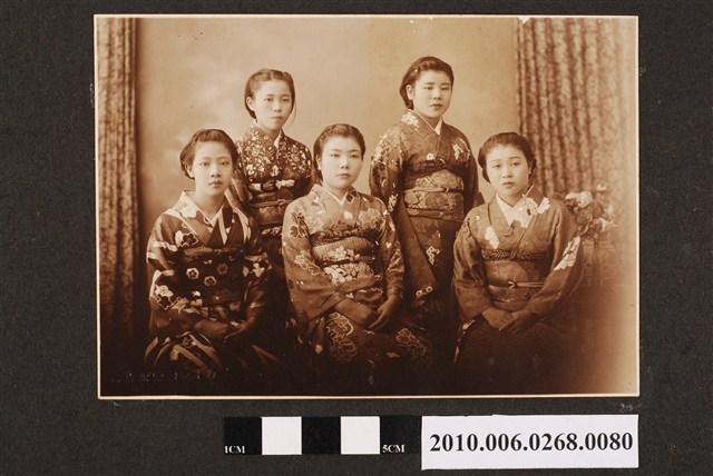 和服女子五人合照 (共1張)